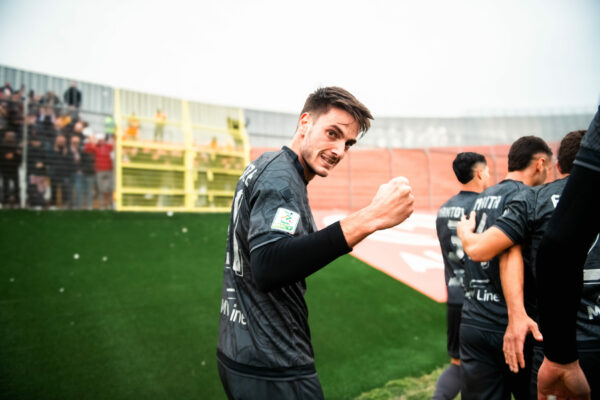 Giulio Maggiore of SSC Bari celebrate score 0-1 during the Italian Serie B match between Mantova 1911 vs SSC Bari in Martelli Stadium of Mantova 22 febbraio 2025  during  Mantova 1911 vs SSC Bari, Italian soccer Serie B match in Mantova, Italy, February 22 2025