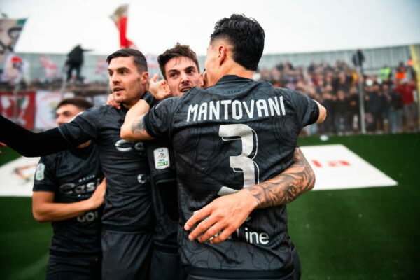 Giulio Maggiore of SSC Bari celebrate score 0-1 during the Italian Serie B match between Mantova 1911 vs SSC Bari in Martelli Stadium of Mantova 22 febbraio 2025  during  Mantova 1911 vs SSC Bari, Italian soccer Serie B match in Mantova, Italy, February 22 2025